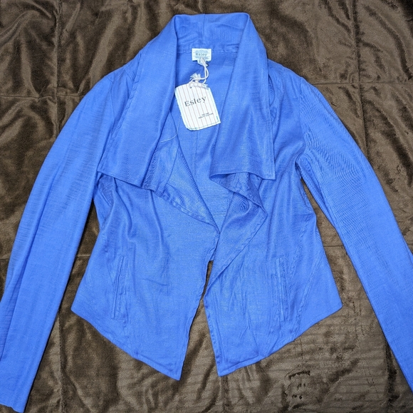 T-shirt 👕 with jacket 🧥. - Picture 3 of 8